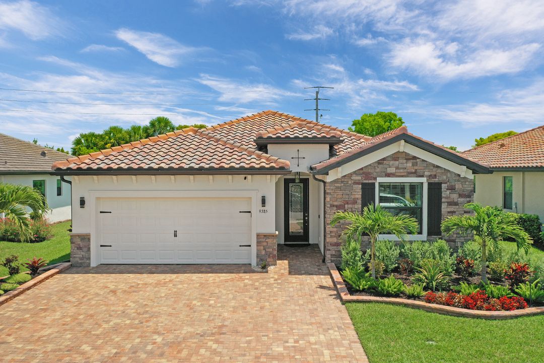 9385 Glenforest Dr, Naples, FL 34120
