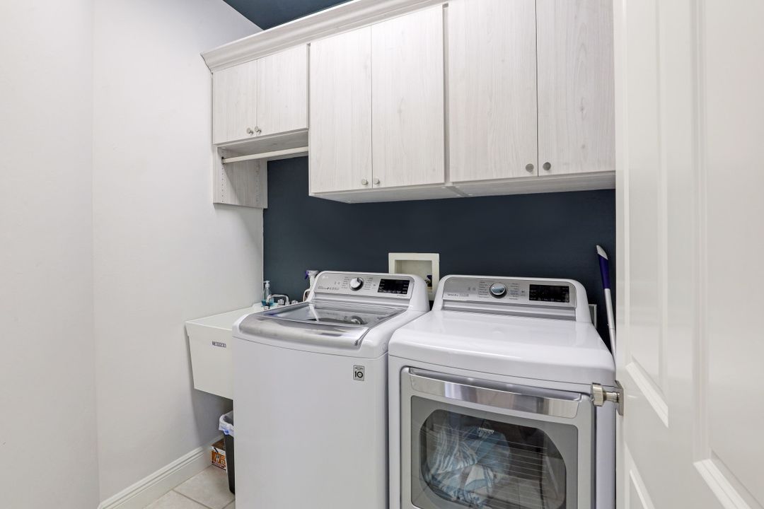 10620 Gulf Shore Dr  #203, Naples, FL 34108