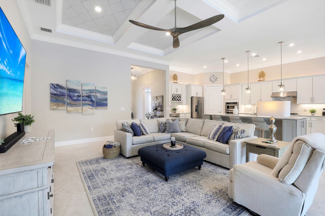 9483 Greyhawk Trl, Naples, FL 34120