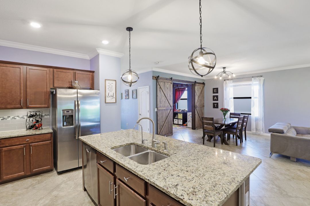 9231 Shadow Oak Ln, Naples, FL 34120