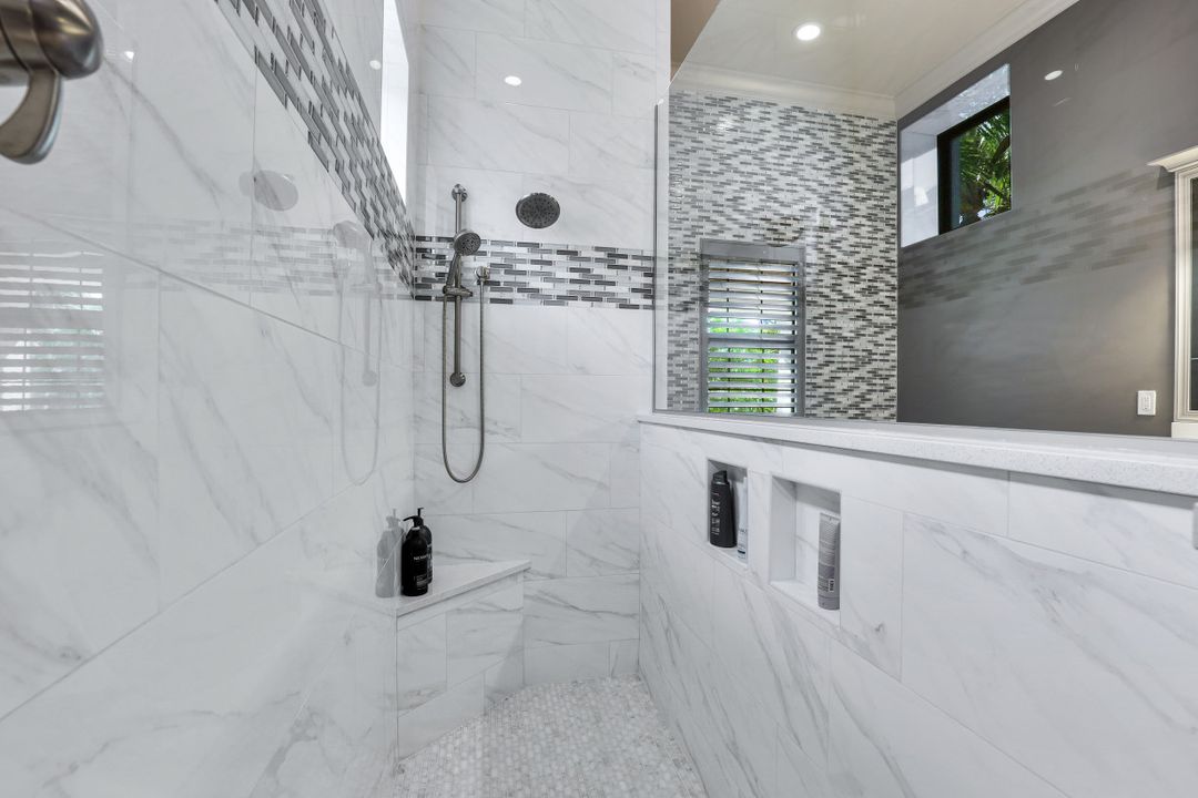 9067 Breakwater Dr, Naples, FL 34120