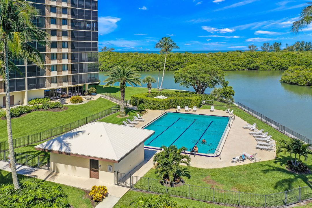 17 Bluebill Ave #305, Naples, FL 34108