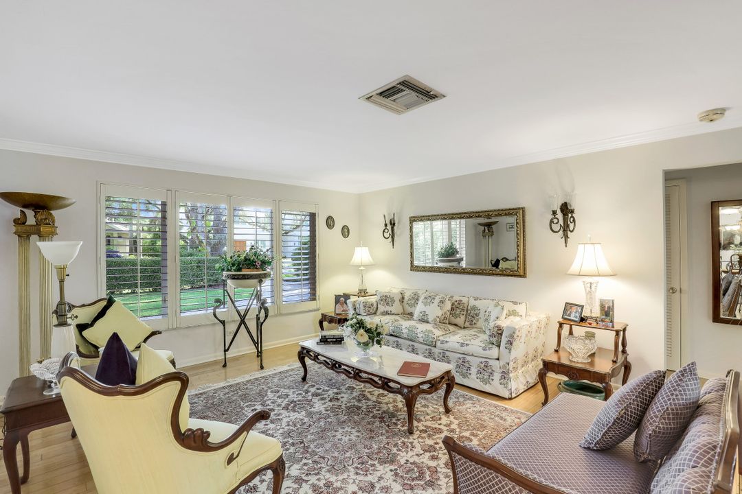 349 2nd Ave N, Naples, FL 34102