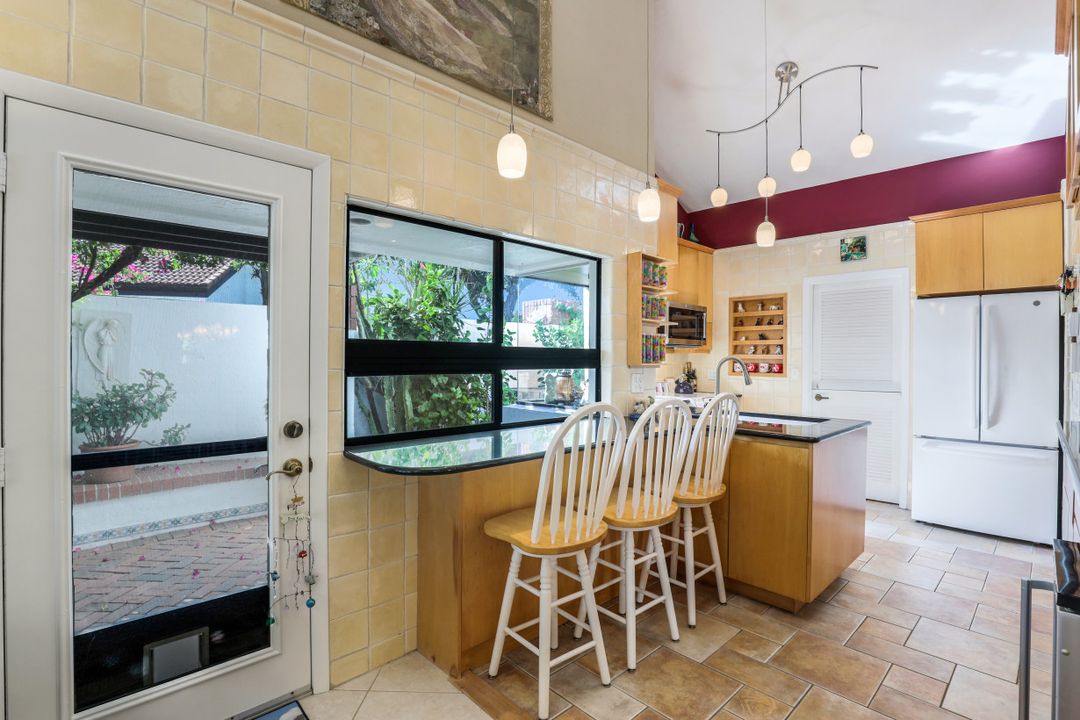 543 Bay Villas Ln, Naples, FL 34108