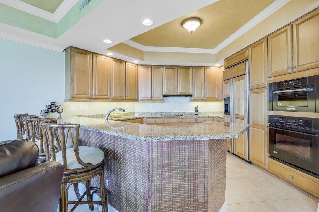 295 Grande Way #905, Naples, FL 34110