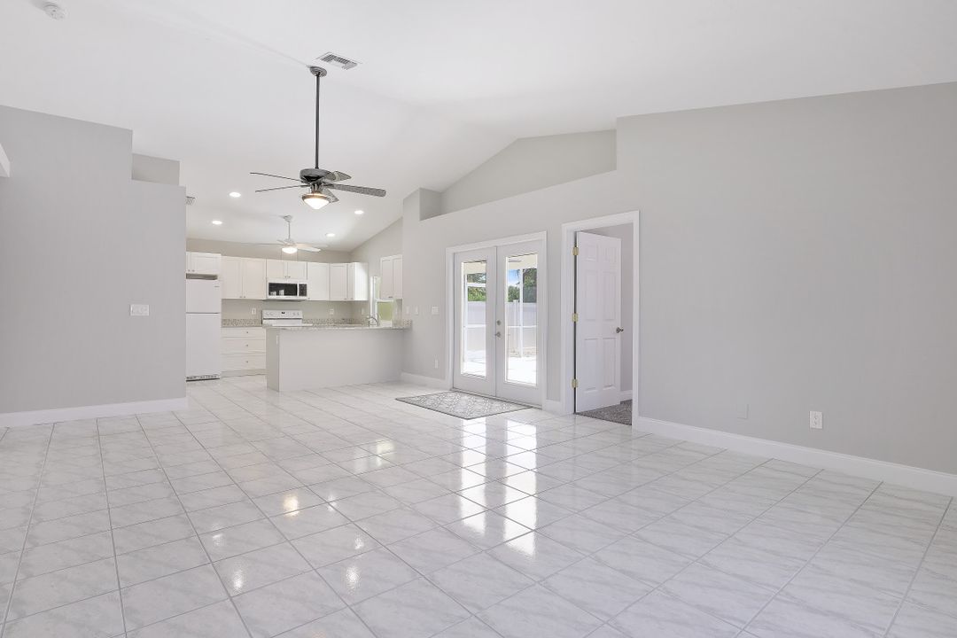 718 95th Ave N, Naples, FL 34108