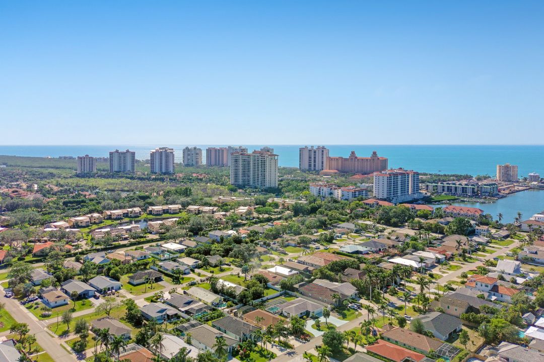 586 93rd Ave N, Naples, FL 34108