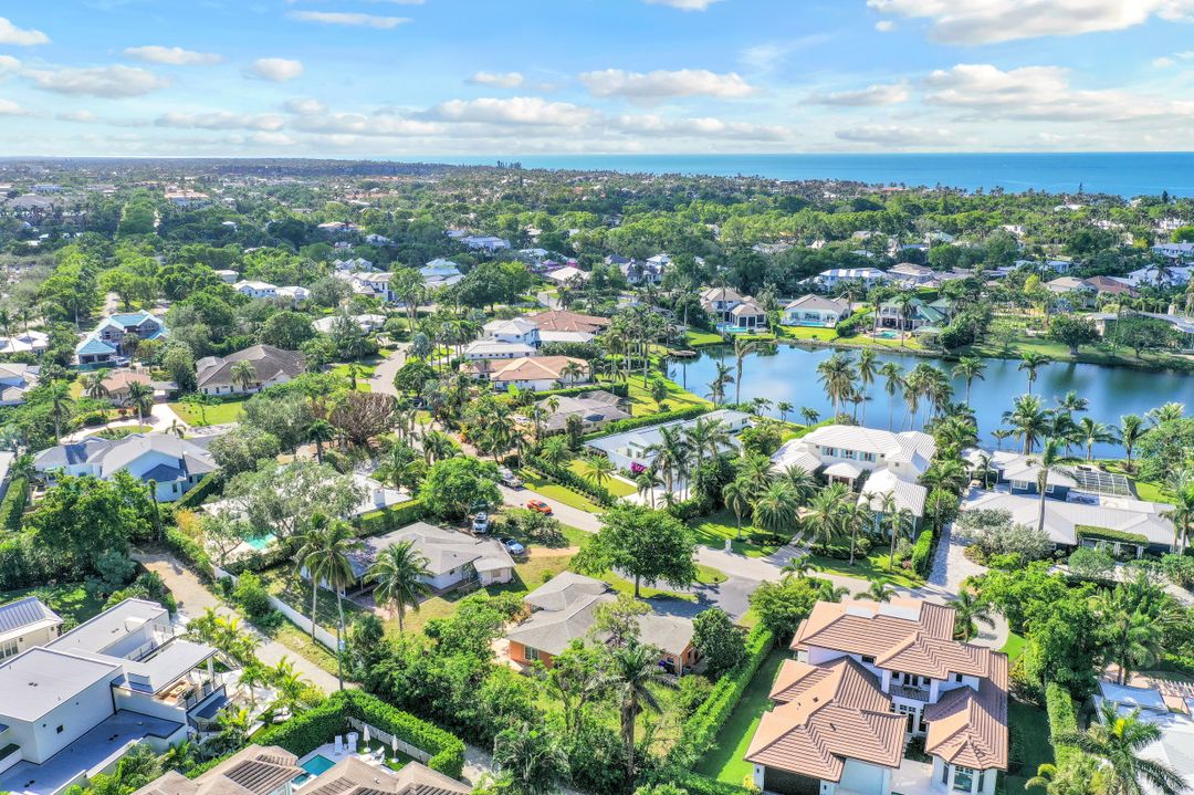 580 Palm Cir E, Naples, FL 34102