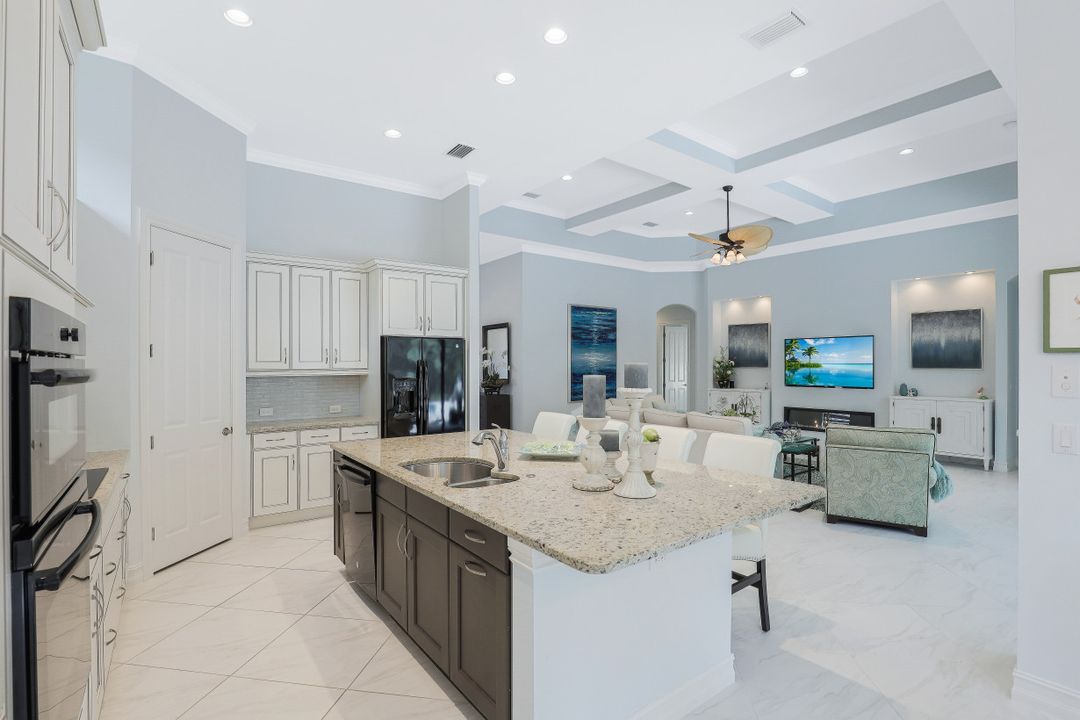 7497 Lantana Cir, Naples, FL 34119