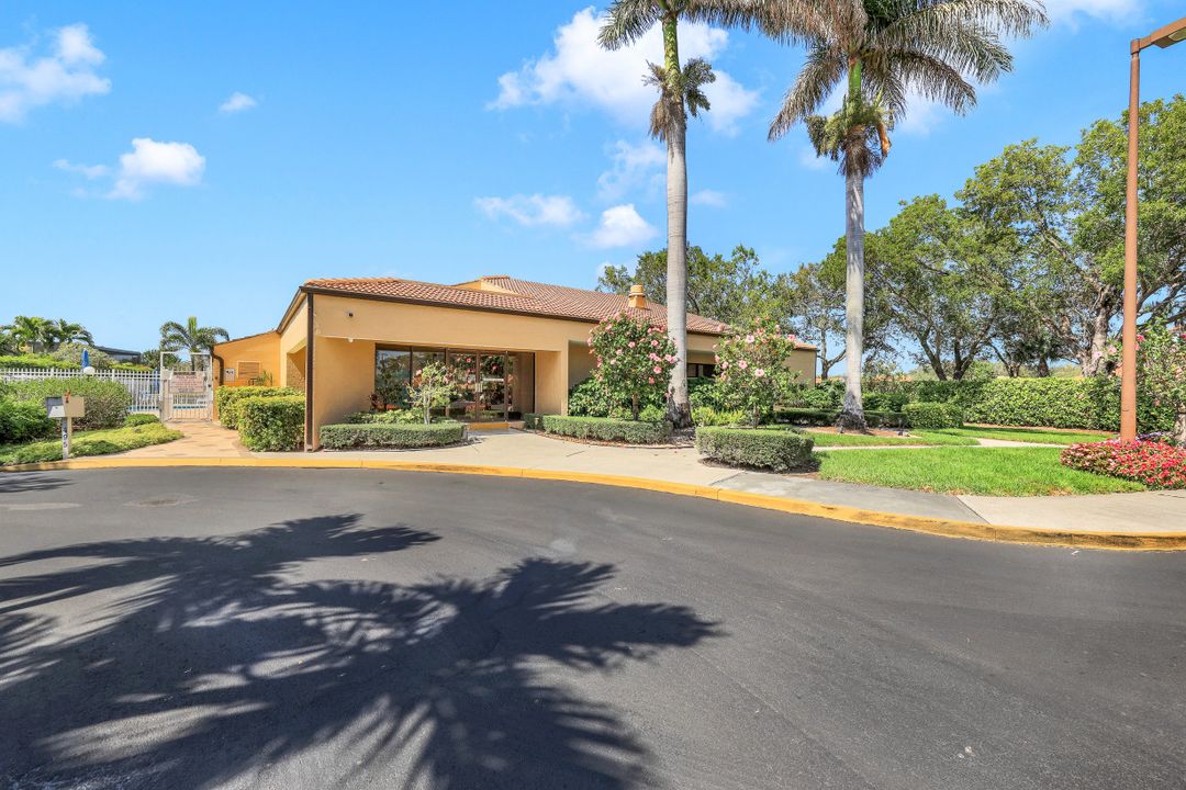 810 New Waterford Dr #201, Naples, FL 34104