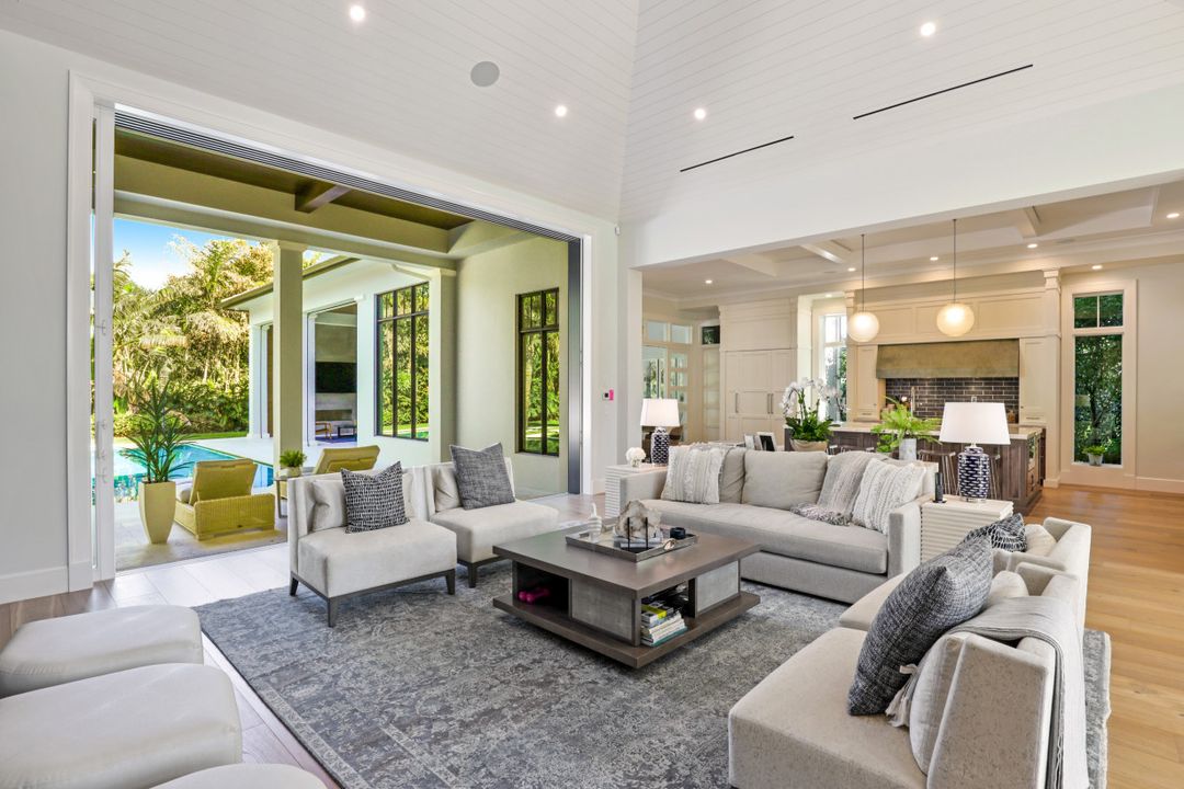 810 Bentwood Dr, Naples, FL 34108