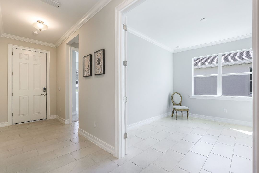 315 Tamarindo Ln, Naples, FL 34114