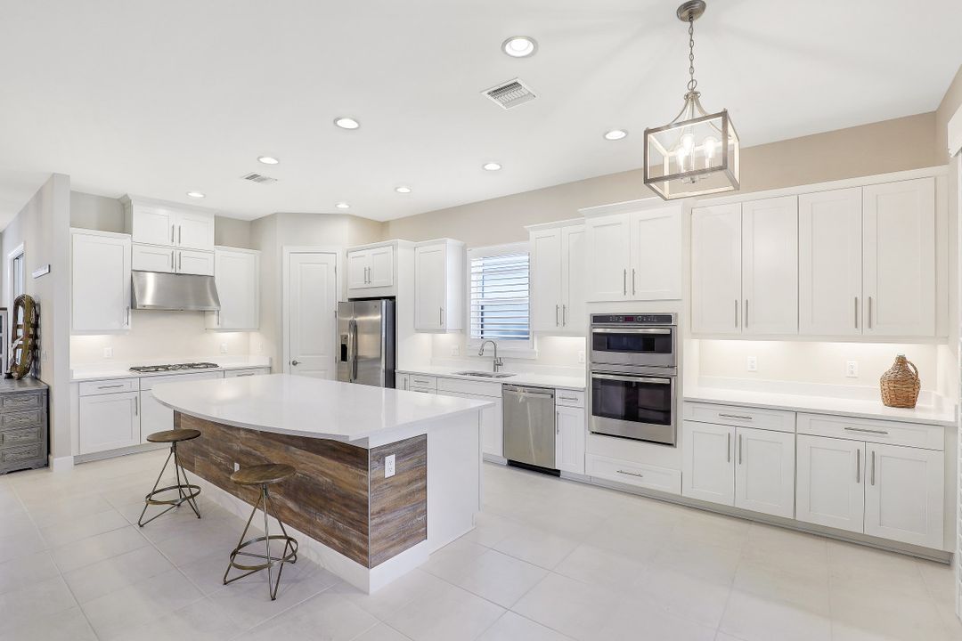 8458 Sevilla Ct, Naples, FL 34114