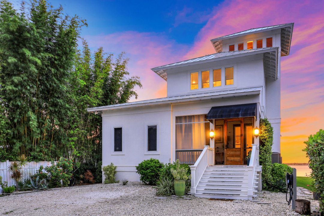 4559 E Riverside Dr, Fort Myers, FL 33905