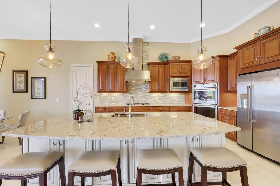 9004 Sorreno Ct, Naples, FL 34119