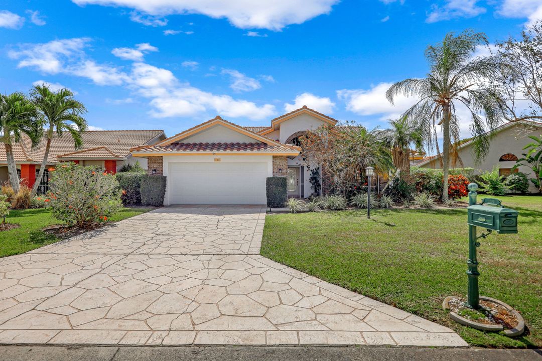 158 St James Way, Naples, FL 34104