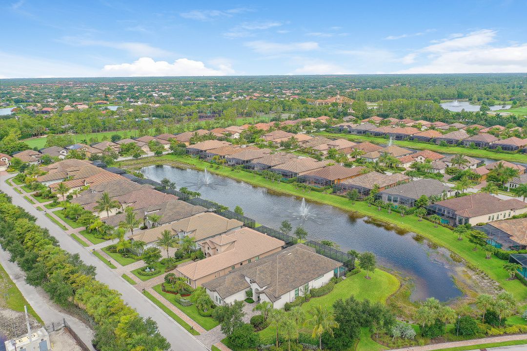 7450 Lantana Cir, Naples, FL 34119