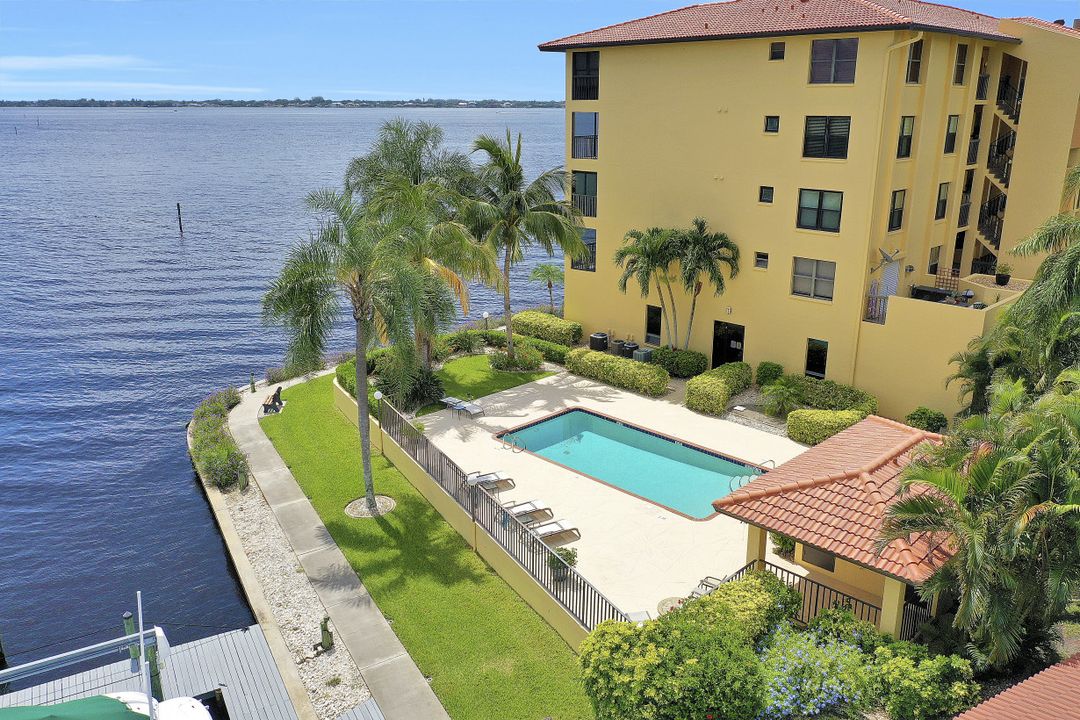 4015 SE 20th Pl, Cape Coral, FL 33904