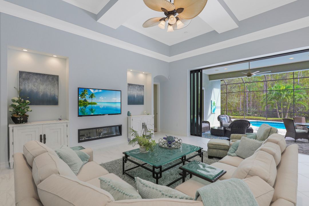 7497 Lantana Cir, Naples, FL 34119