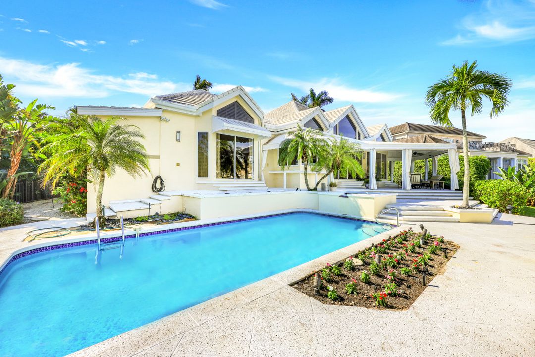 925 Spyglass Ln, Naples, FL 34102