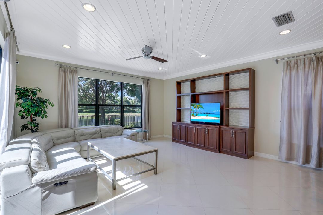 3642 Santaren Ct, Naples, FL 34119