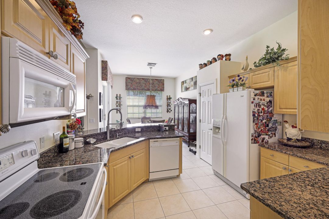 15842 Los Reyes Ln, Naples, FL 34110