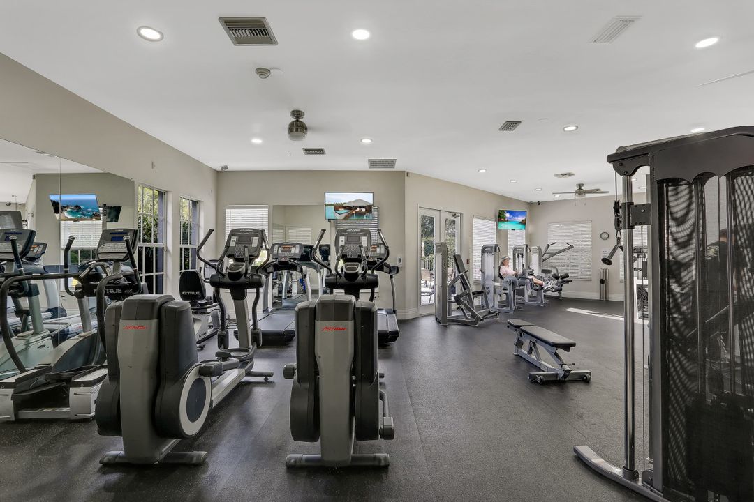 6615 Chestnut Cir, Naples, FL 34109