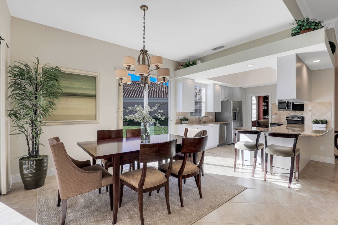 5500 Freeport Ln, Naples, FL 34119