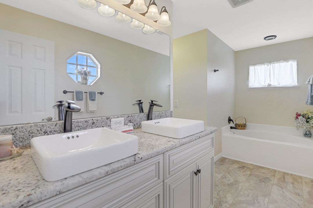 1220 NE 4th Pl, Cape Coral, FL 33909