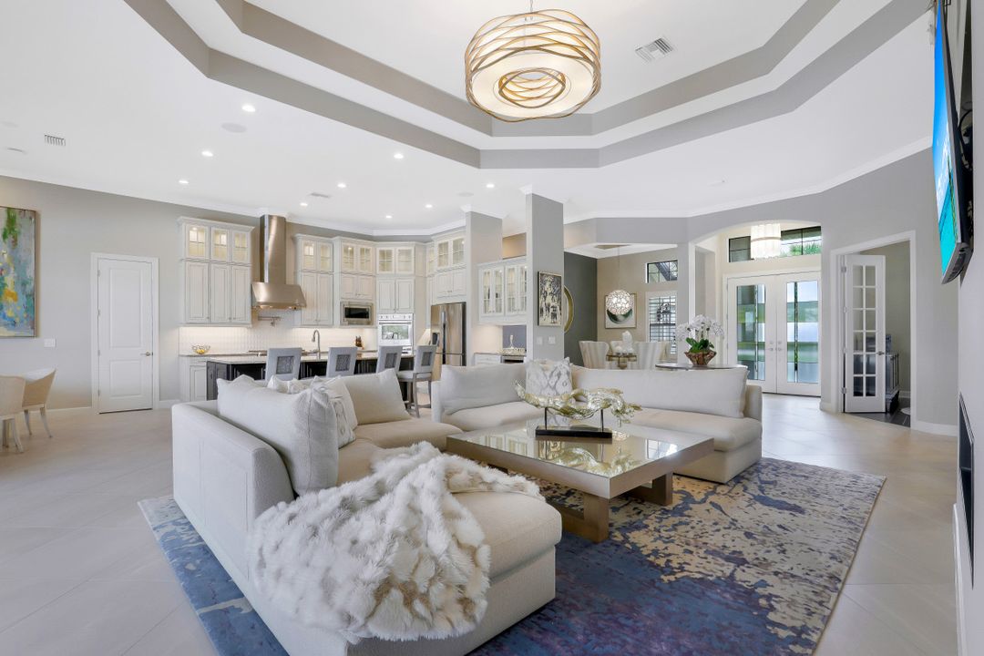 9067 Sorreno Ct, Naples, FL 34114