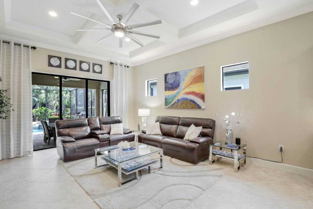 9374 Greyhawk Trl, Naples, FL 34120
