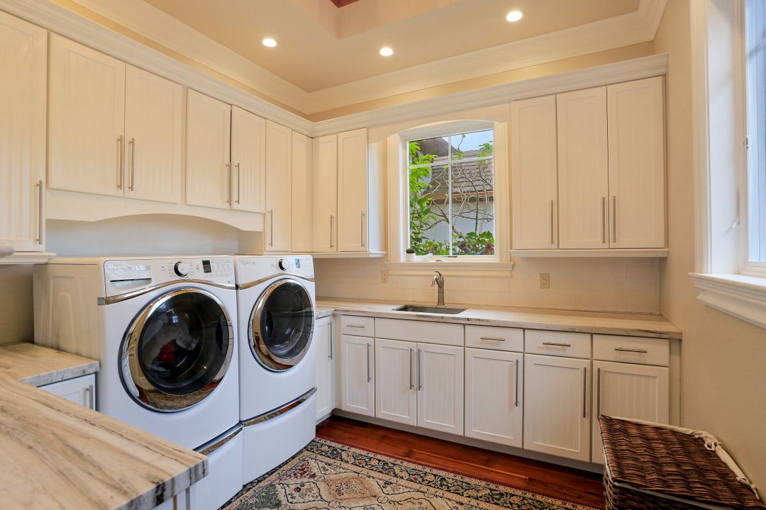 5610 Bur Oaks Ln, Naples, FL 34119