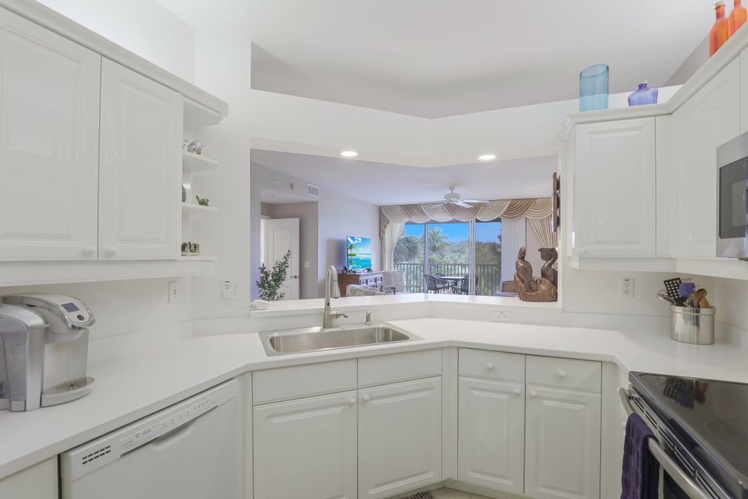 7687 Pebble Creek Cir #204, Naples, FL 34108