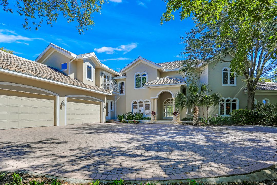 969 Barcarmil Way, Naples, FL 34110