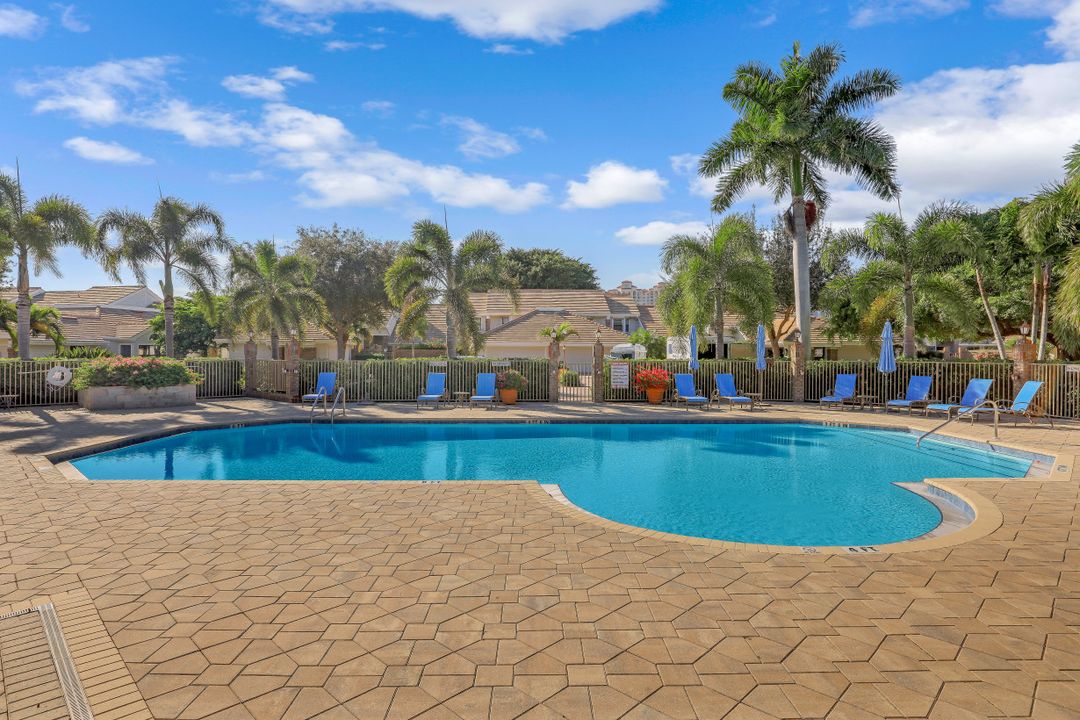 581 Gulf Park Dr, Naples, FL 34108