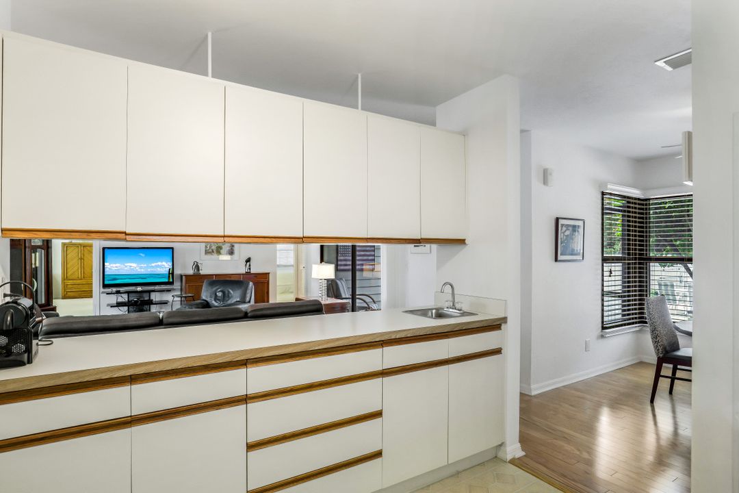 880 8th Ave S #101, Naples, FL 34102