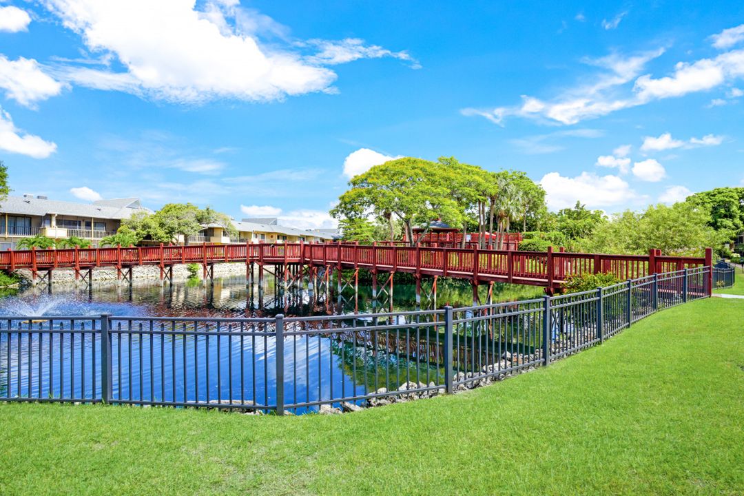 600 Neapolitan Way #346, Naples, FL 34103