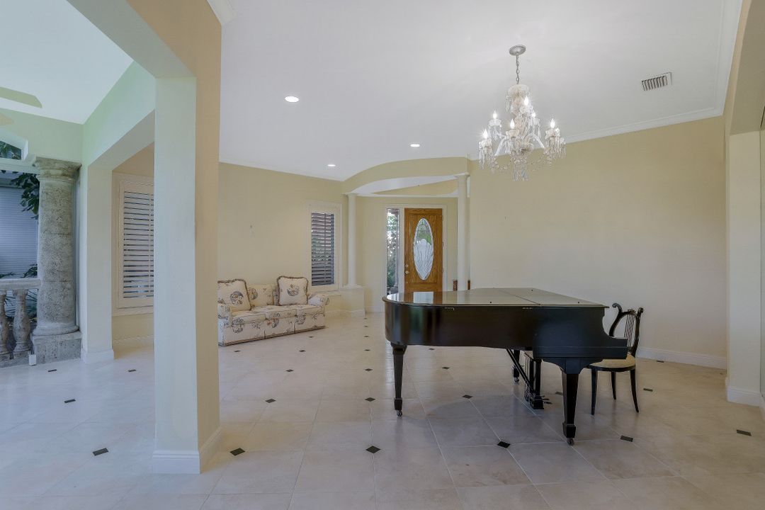 630 Via Mezner #1001, Naples, FL 34108
