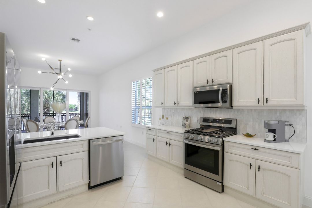 9263 Museo Cir #204, Naples, FL 34114