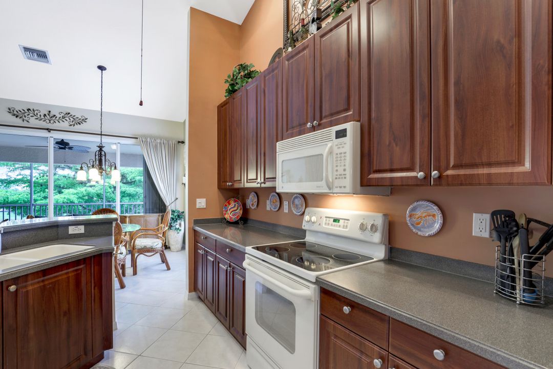 5610 Sherborn Dr #202, Naples, FL 34110