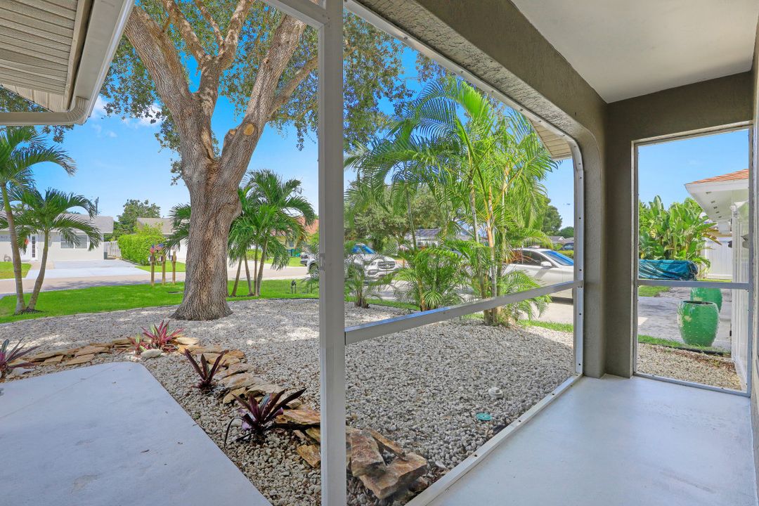 718 95th Ave N, Naples, FL 34108