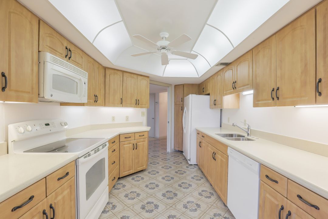 4901 Gulf Shore Blvd N #402, Naples, FL 34103