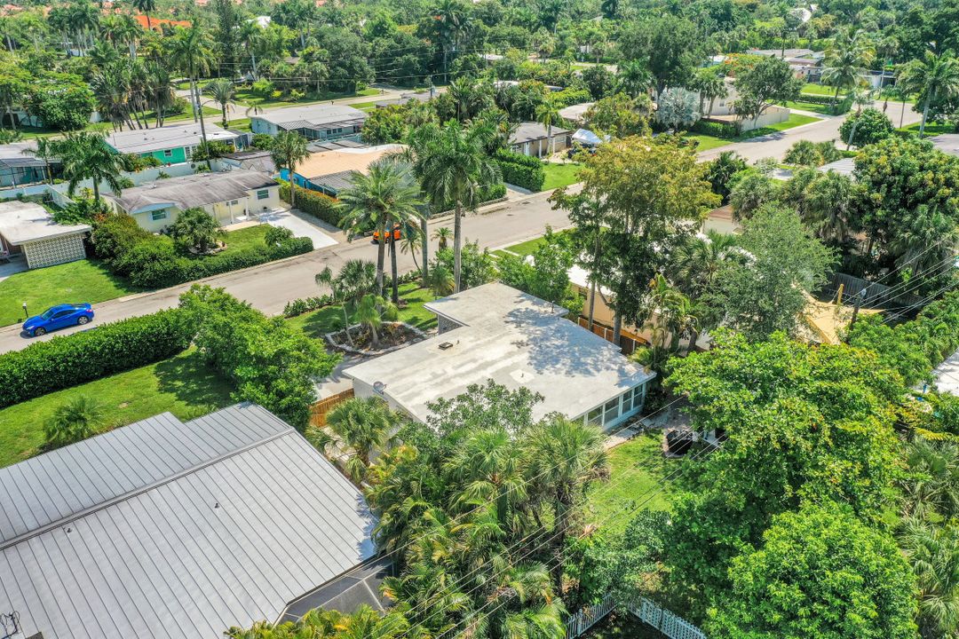 2070 Holiday Ln, Naples, FL 34104
