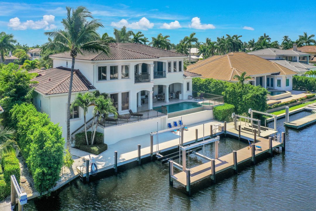 1940 6th St S, Naples, FL 34102