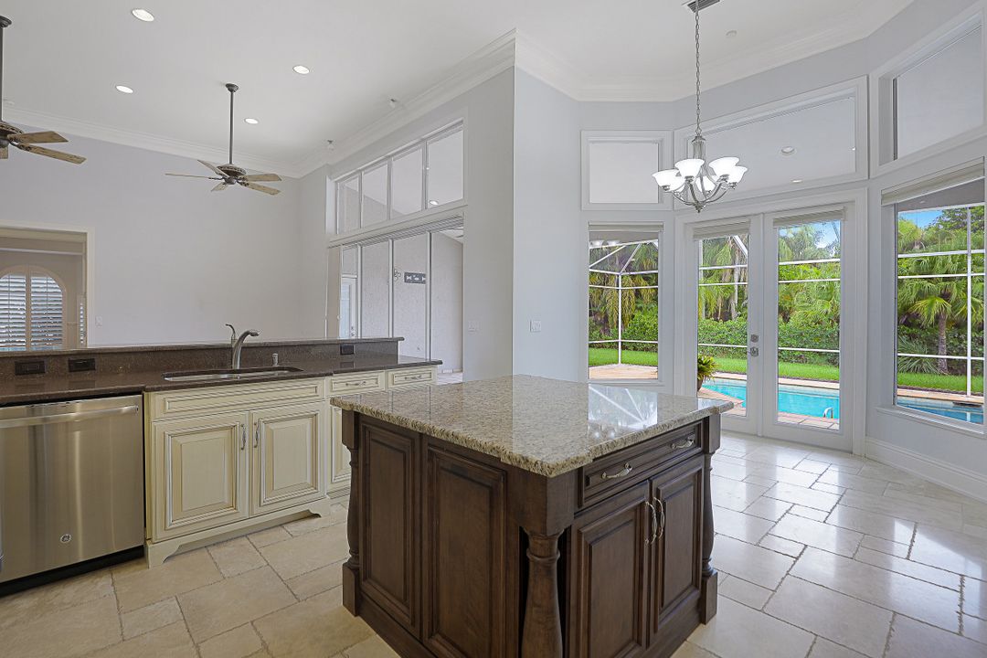 1905 Fairfax Cir, Naples, FL 34109