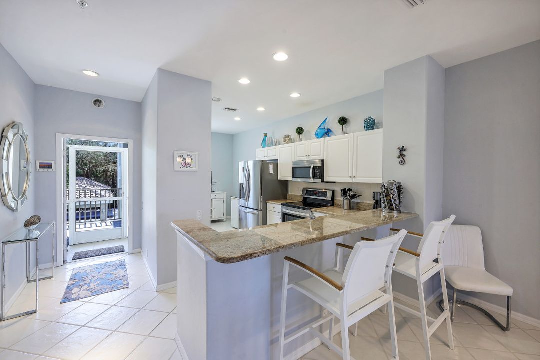 8239 Parkstone Pl #202, Naples, FL 34120