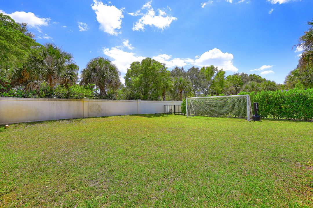 13484 Cambridge Ln, Naples, FL 34109