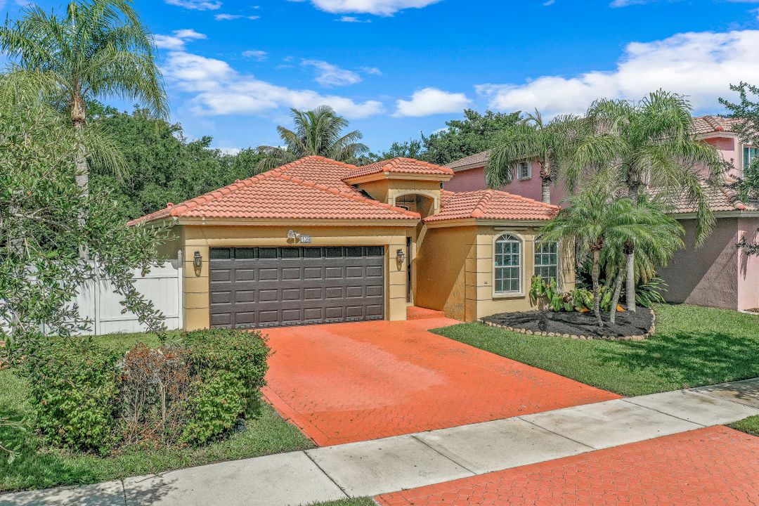 136 SW 206th Ave, Pembroke Pines, FL 33029
