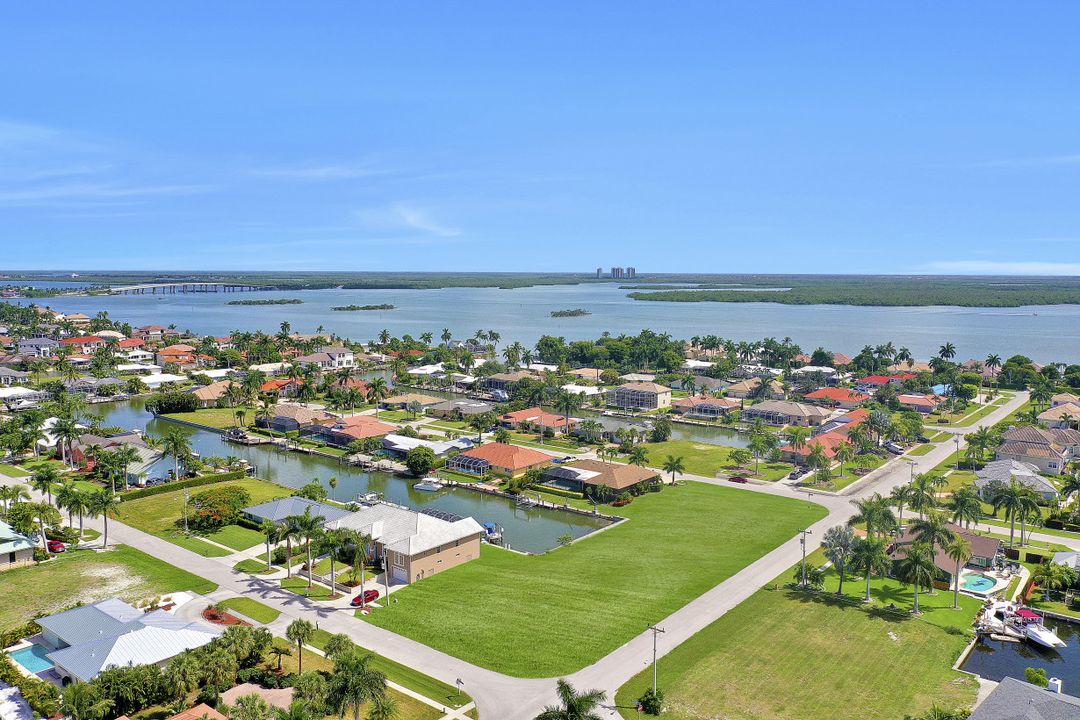 305 Grapewood Ct, Marco Island, FL 34145