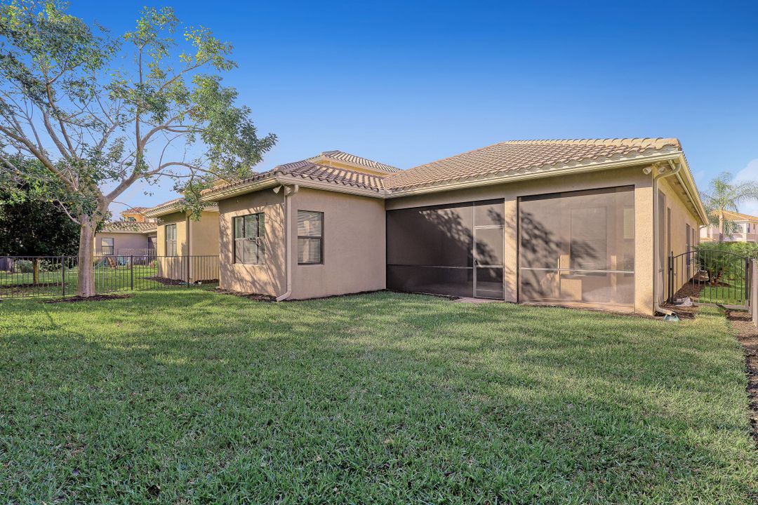 3171 Pacific Dr, Naples, FL 34119